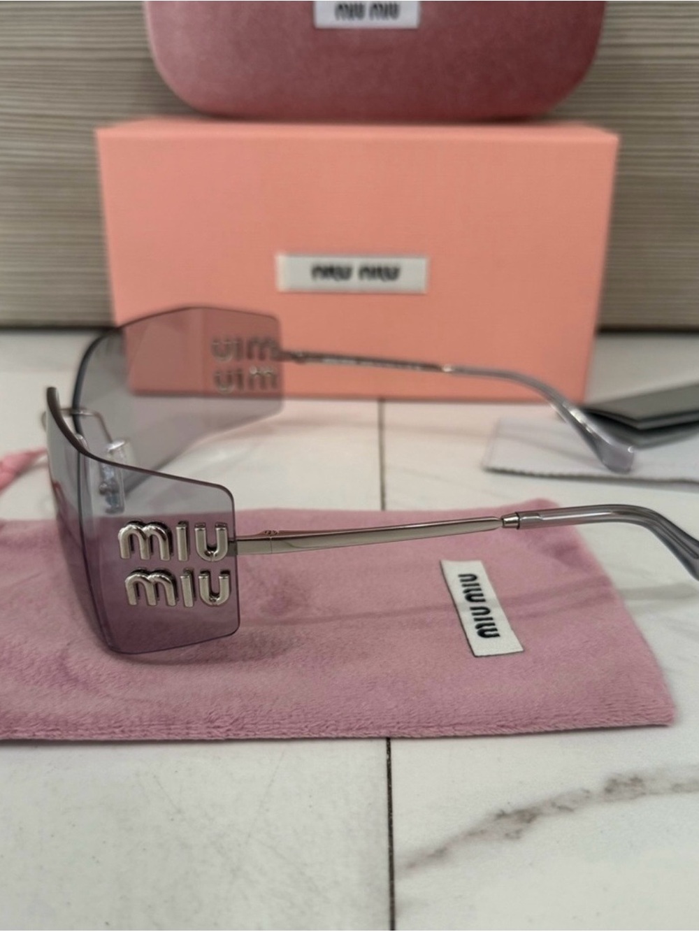 Miu Miu SMU 54YS Silver/Grey worn once
Sunglasses! $650+ in stores